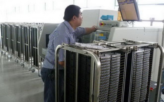 公司新購兩臺環(huán)球插件機（立式、臥式）已正式投入生產